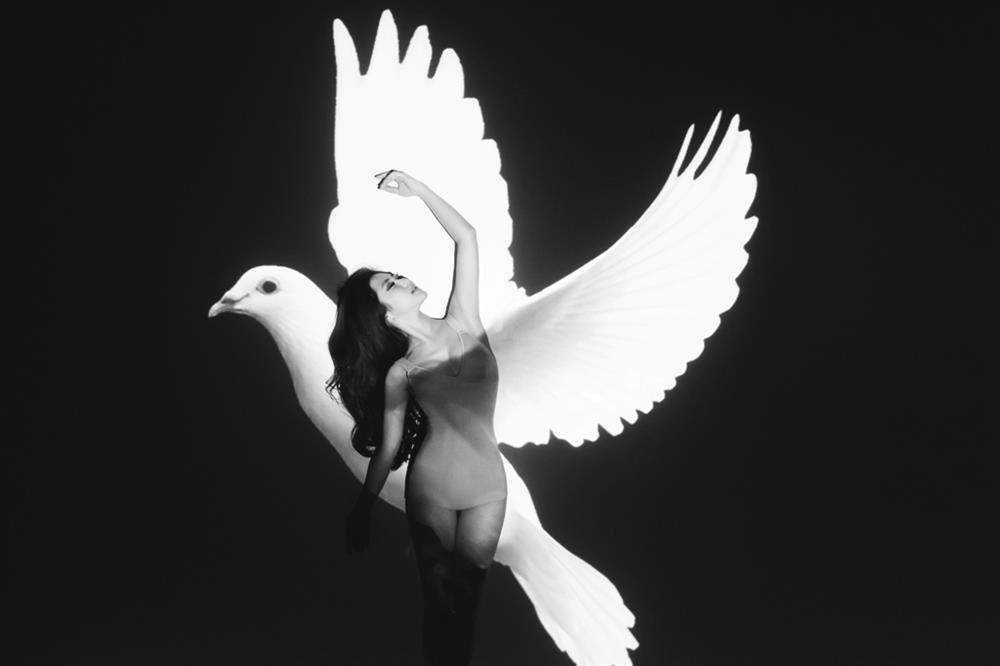 Hương Tràm tung bộ ảnh đậm chất nghệ thuật chia sẻ thời gian sống với thuốc kháng sinh